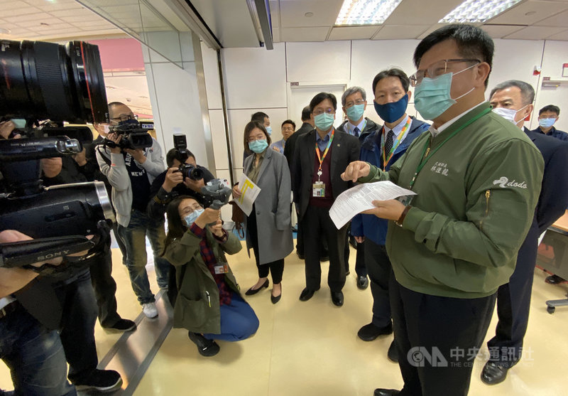 交通部長林佳龍(前右)7日視察桃機時表示,交通部做出減免、補貼相關產業租金、權利金,「只要防疫成功,台灣會成為全世界旅客最放心前來的國家」。中央社記者邱俊欽桃園機場攝 109年3月7日