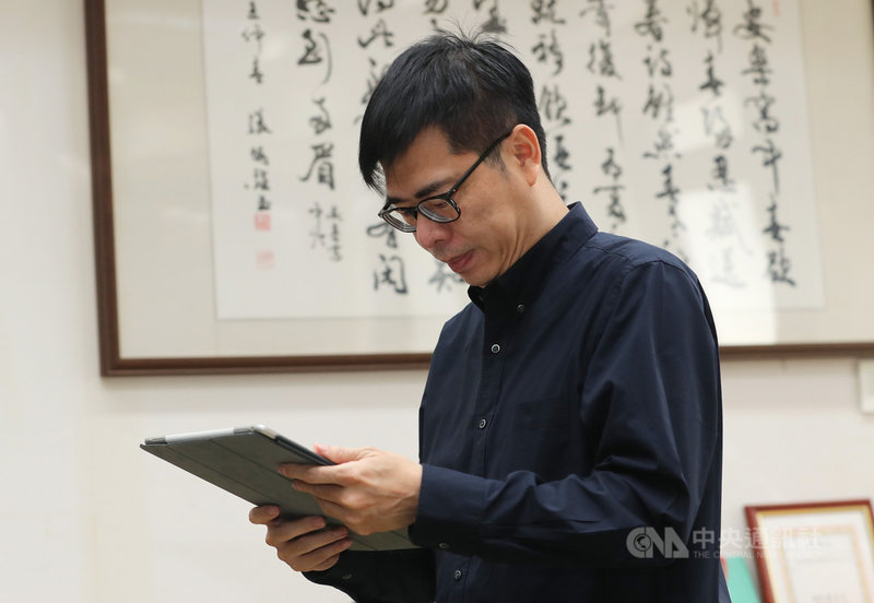 行政院副院長陳其邁接受中央社專訪時表示,為了不讓武漢肺炎防疫出現漏洞,方便確診個案回憶及了解過去14天曾出入何處與活動史,政府也結合警政、民政、健保、入出境資料等系統,利用路口監視器、通聯紀錄等大數據協助進行疫調,以利防疫作為。中央社記者張皓安攝 109年3月7日