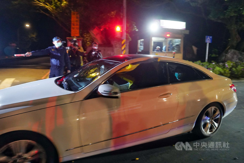 鑽石公主號包機19名旅客第三次採檢結果出爐,全數陰性,部分旅客7日凌晨解除隔離,由家人接回。中央社記者徐肇昌攝 109年3月7日
