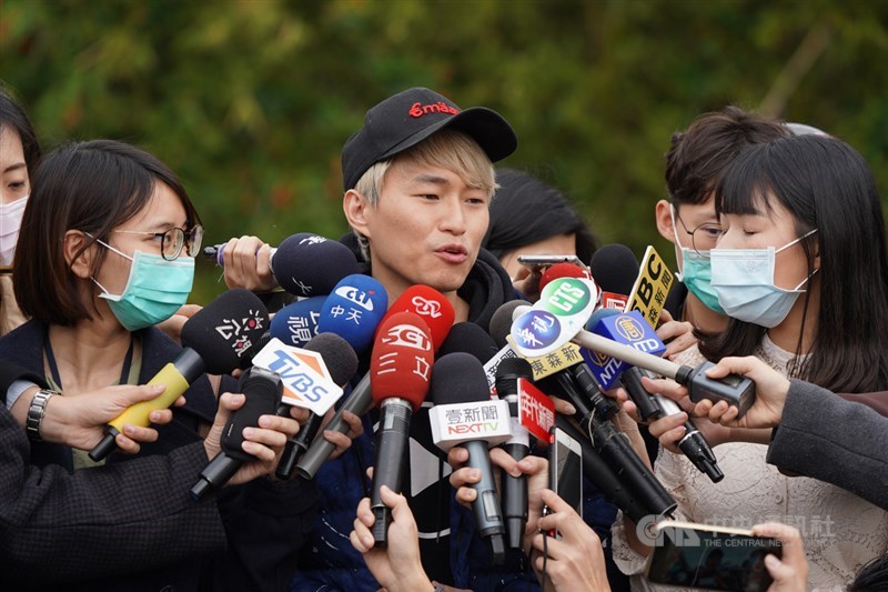 鑽石公主號郵輪爆發2019年冠狀病毒疾病(COVID-19,武漢肺炎)疫情,19名台灣旅客7日凌晨解除隔離,同樣被隔離的魔術師陳日昇(中)上午接受媒體訪問表示,感謝檢疫所醫生、護理師及相關單位人員的幫助。中央社記者徐肇昌攝 109年3月7日