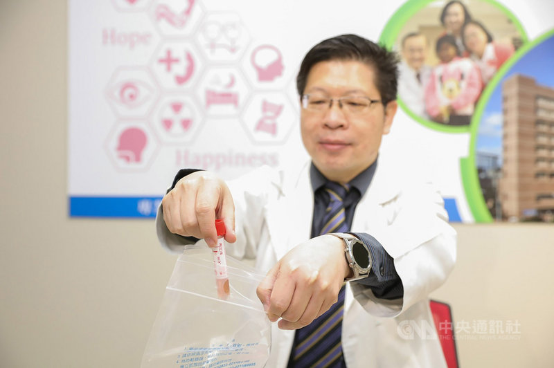 帛琉近日有一名美國醫療團志工出現肺炎、咳嗽等症狀,由於當地醫師不了解如何採檢,因此特由新光醫院感染科主任黃建賢透過視訊系統,線上教導當地醫師採檢,一步步從如何採檢、採哪裡、如何包裝等,檢體經層層包裝,6日晚間由護理人員搭機帶回台灣。(新光醫院提供)中央社記者張茗喧傳真 109年3月7日