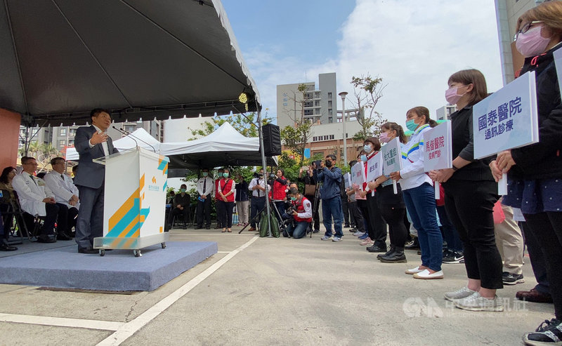 新竹市政府7日邀轄內5間醫院進行武漢肺炎防疫演練,衛福部長、中央流行疫情指揮中心指揮官陳時中(前左)到場視察,為第一線防疫人員加油打氣。中央社記者魯鋼駿攝 109年3月7日