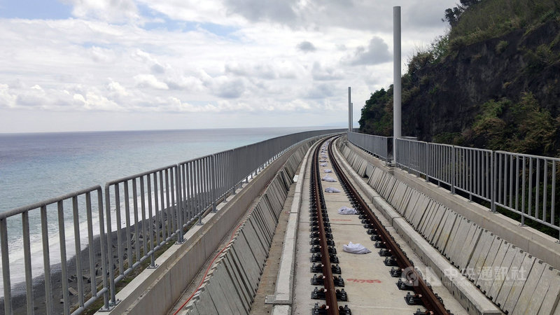 台灣環島鐵路電氣化剩下台東段最後一哩路多良段,被鐵道迷封為「台灣最美的鐵道」,懸空2.7公里,乘客坐在車廂內,宛如火車漂浮在海面上。中央社記者盧太城台東攝 109年3月7日