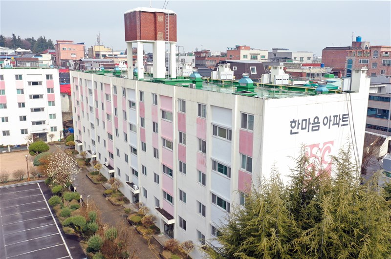 大邱市政府6日對市內一棟社會住宅大樓發出住戶通知,表示大樓將進行出入管制,並禁止快遞和外送服務。(韓聯社提供)