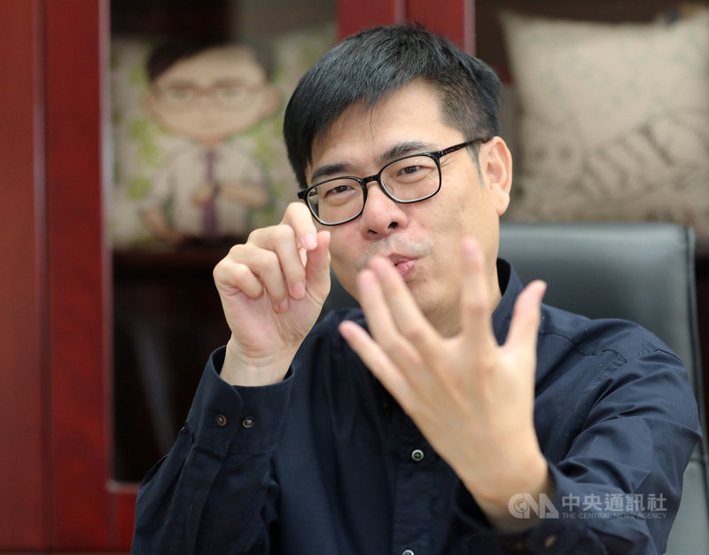 行政院副院長陳其邁接受中央社專訪時表示,武漢肺炎疫情與SARS不同,SARS症狀是高燒不退,且發高燒才會傳染,在檢疫方面較好掌握,但武漢肺炎不發燒也能傳染,傳播力強,且潛伏期長達14天,因此過往旅遊史、足跡成了防疫能否成功關鍵。中央社記者張皓安攝 109年3月7日
