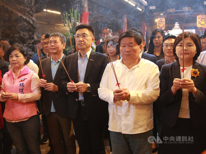立委江啟臣(前中)當選新任國民黨主席後,8日在大甲鎮瀾宮董事長顏清標(前右2)、雲林縣長張麗善(前右)與同黨30名立委陪同下,前往台中大甲鎮瀾宮參香。中央社記者蘇木春攝 109年3月8日