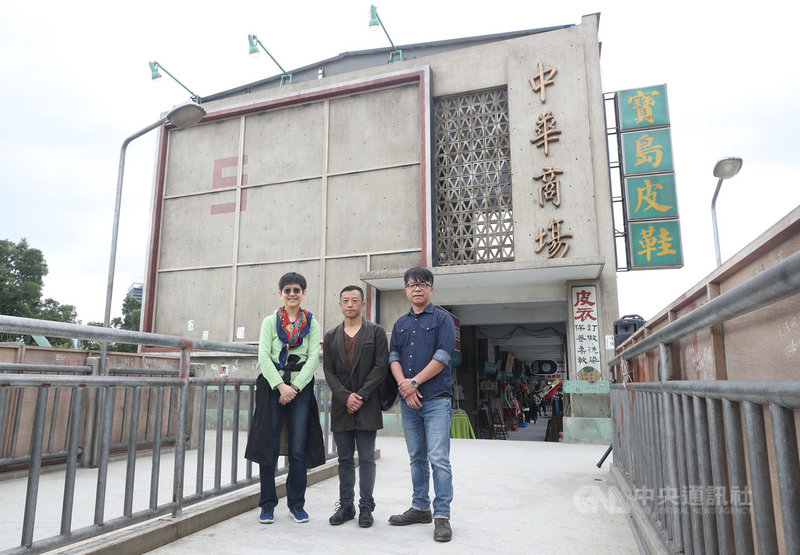 公視戲劇「天橋上的魔術師」還原80年代中華商場的片場掀起熱議,公視8日邀請媒體參訪團參觀片場,全劇導演楊雅喆(中)、美術指導王誌成(右)與公視總經理曹文傑(左)在天橋場景合影留念。中央社記者張新偉攝 109年3月8日