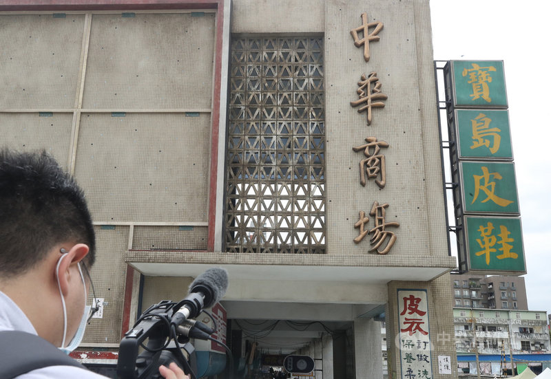 戲劇「天橋上的魔術師」片場公開後,真實還原當年台北中華商場的場景在網路上掀起熱烈討論,為了能夠讓辛苦搭建的片場讓更多人看見,公視8日邀請媒體參訪團參觀片場。中央社記者張新偉攝 109年3月8日