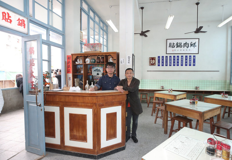 公視戲劇「天橋上的魔術師」成功還原當年台北中華商場,在網路上掀起熱議,美術指導王誌成(左)8日受訪表示,光搭景就花了這次製作費新台幣8000萬元,而且很任性地將2.5公頃片場中的場景搭到最滿的狀態。右為導演楊雅喆。中央社記者張新偉攝 109年3月8日