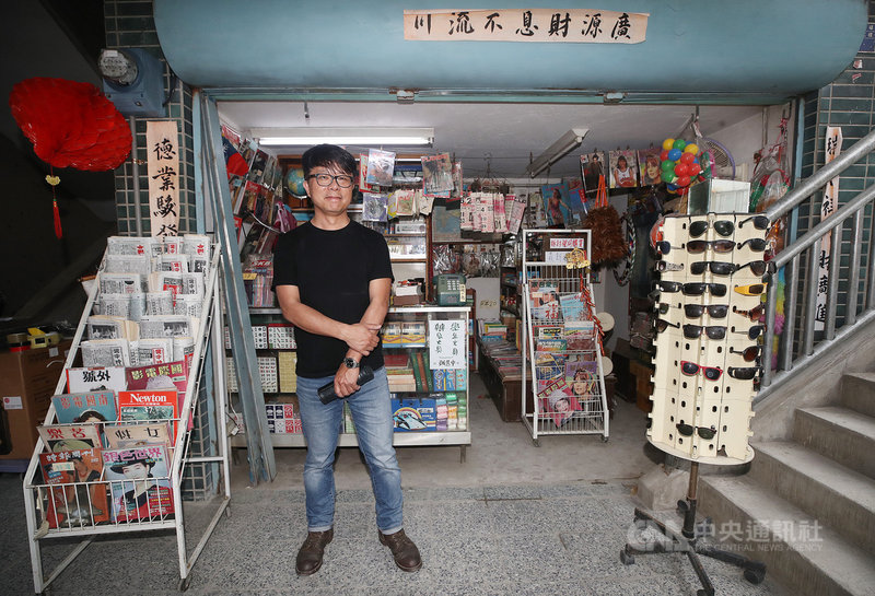 公視戲劇「天橋上的魔術師」神還原80年代台北中華商場,掀起熱議,美術指導王誌成8日表示,搭景過程都在跟時間賽跑,壓力很大,但看到拍攝順利完成,心裡真的覺得很過癮。中央社記者張新偉攝 109年3月8日