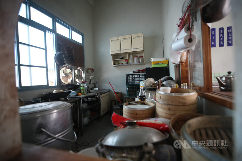 導演楊雅喆執導公視戲劇「天橋上的魔術師」,劇組美術團隊在汐止空地神還原80年代台北市中華商場,細節及質感令人吃驚,連商場2樓餐廳內的廚房都忠實呈現。中央社記者張新偉攝 109年3月8日