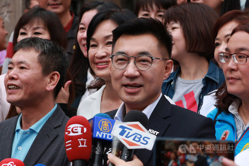 當選新任國民黨主席的立委江啟臣(前中)8日與同黨30名立委前往台中大甲鎮瀾宮參香,他受訪時表示,代表的是一種團結的開始,希望在最短時間拿出成績,讓支持者再度有信心。中央社記者蘇木春攝 109年3月8日
