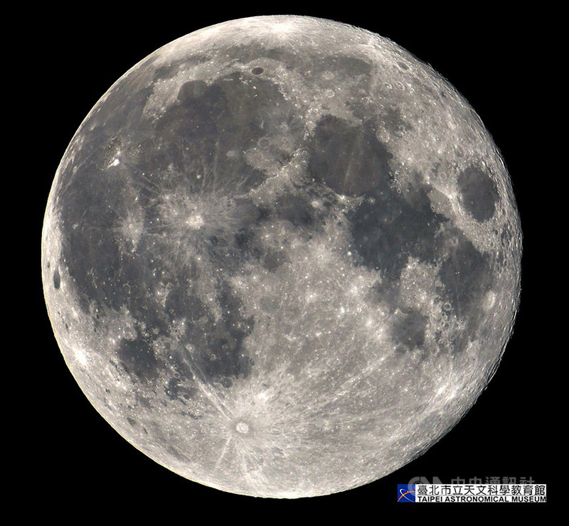 台北市天文館表示,10日凌晨1時48分將出現超級月亮(Supermoon),與一般情況相比,此時的月亮視直徑增加約7%,亮度增加15%。(台北市天文館提供)中央社記者梁珮綺傳真 109年3月8日