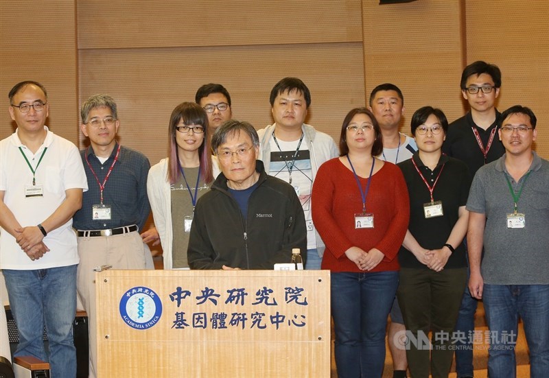 中研院基因體研究中心研究員楊安綏(左4)9日下午帶領團隊說明成功合成能辨識新冠病毒(SARS-CoV-2)蛋白質的單株抗體群過程,將可作為檢測快篩裝置的關鍵試劑,檢測時間可縮短到15至20分鐘。中央社記者郭日曉攝 109年3月9日