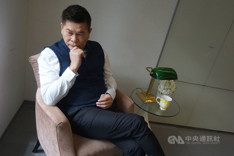 澎恰恰闖蕩演藝圈逾35年,9日接受中央社專訪表示,台灣綜藝節目有獨特的文化底蘊,但面對新世代,不能永遠以搞笑為主。中央社記者陳秉弘攝 109年3月9日
