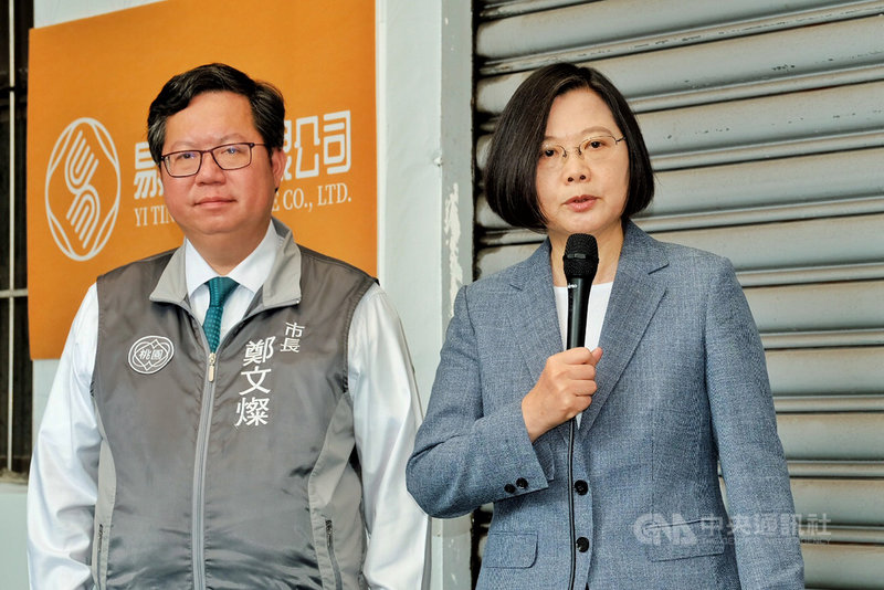 總統蔡英文(右)9日由桃園市長鄭文燦(左)陪同參訪易廷企業有限公司,瞭解口罩生產狀況。蔡總統表示,第1波60條口罩新產線已完工陸續上線,至於第2波30條產線,預計3月底可陸續交機。中央社記者吳睿騏桃園攝 109年3月9日