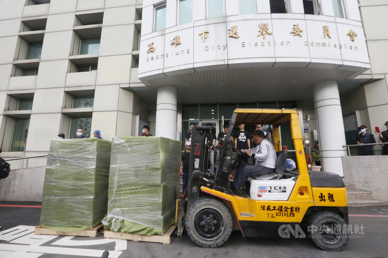 罷韓團體9日上午完成造冊的第2階段罷免連署書55萬份分裝504箱,由4輛貨車裝載,浩浩蕩蕩遊街至高雄市選委會。中央社記者董俊志攝 109年3月9日