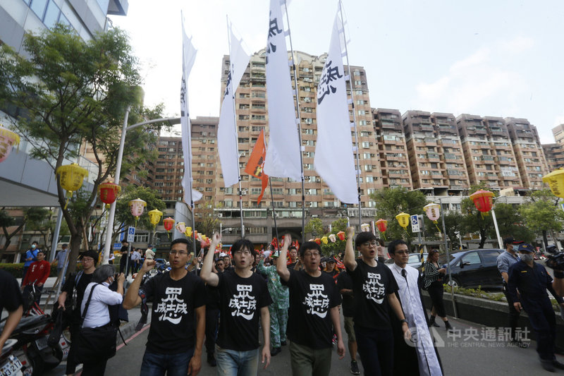 罷免高雄市長韓國瑜的「Wecare高雄」等公民團體9日上午完成造冊的第2階段罷免連署書55萬份,在罷韓志工領軍下高呼「草包不住火」等口號,由高雄市政府鳳山行中心前出發遊行至高雄市選委會。中央社記者董俊志攝 109年3月9日