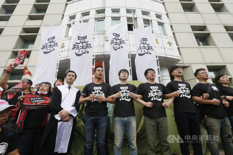 罷免高雄市長韓國瑜的「Wecare高雄」等公民團體9日上午完成造冊的第2階段罷免連署書55萬份,在罷韓志工領軍下到高雄市選委會,並遞交其中的40萬份。圖右4為「Wecare高雄」發起人尹立。中央社記者董俊志攝 109年3月9日