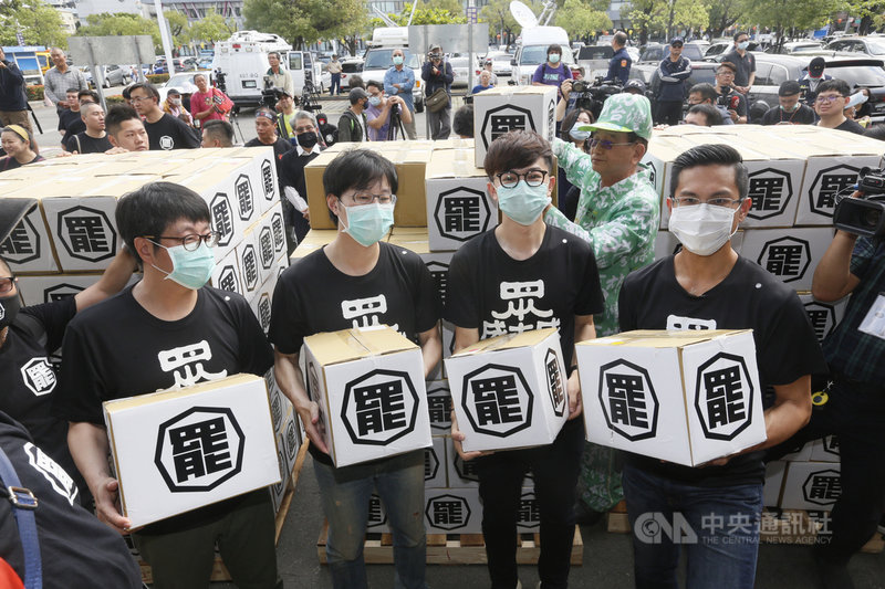 「Wecare高雄」發起人尹立(由左至右)、罷韓提案法定領銜人陳冠榮、台灣基進新聞輿情部副主任張博洋與公民割草行動發言人李佾潔9日上午前往高雄市選委會,遞交罷韓二階40萬份連署書。中央社記者董俊志攝 109年3月9日