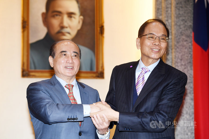 立法院長游錫堃(右)9日接見由前立法院長王金平(左)所領軍的「社團法人國家生技醫療產業策進會」等一行人,兩人握手致意。中央社記者施宗暉攝 109年3月9日