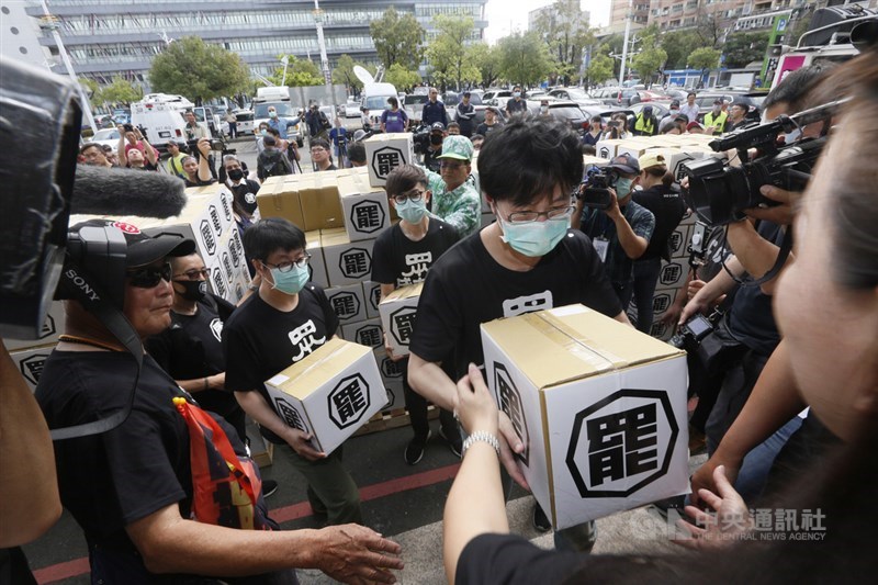 罷韓團體9日上午將完成造冊的第2階段罷免連署書55萬份分裝成504箱,浩浩蕩蕩遊街至高雄市選委會,遞交其中的40萬份。中央社記者董俊志攝 109年3月9日