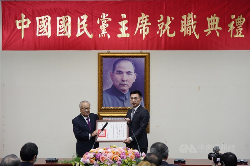 國民黨9日舉行109年黨主席補選新任主席就職典禮,國民黨選監小組召集人許水德(左)將當選證書頒發給新任黨主席江啟臣(右)。中央社記者徐肇昌攝 109年3月9日
