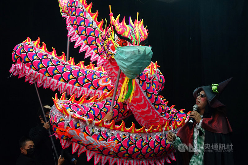 武漢肺炎疫情衝擊表演藝術界,紙風車劇團9日舉行記者會,宣布推出線上劇場「紙風車返笑日」,鼓勵相關從業人員用自身創意線上拍影片,延續表演爭取生活費。中央社記者王騰毅攝 109年3月9日