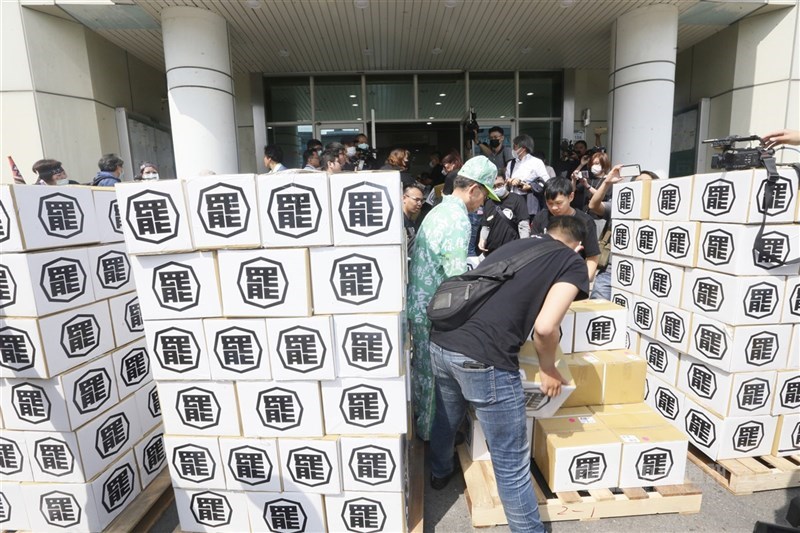 高雄市選委會主委陳雄文表示,罷韓二階審查達罷免門檻。圖為罷韓團體3月9日將第2階段罷免連署書送達高雄市選委會。(中央社檔案照片)
