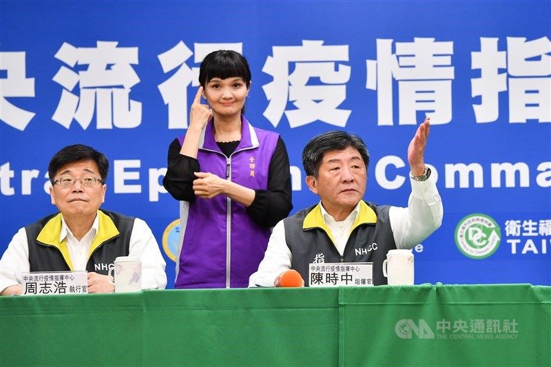 中央流行疫情指揮中心9日召開記者會,指揮官陳時中(前排右)說明口罩未來擬增加網路訂購的方式,希望能夠滿足上班族的需求。中央社記者林俊耀攝 109年3月9日