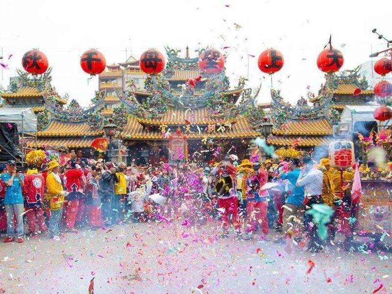 武漢肺炎疫情延燒,雲林縣北港朝天宮9日決議農曆3月19日遶境取消,土庫鎮順天宮也決議不遶境。圖為2018年北港媽祖遶境盛況。(中央社檔案照片)