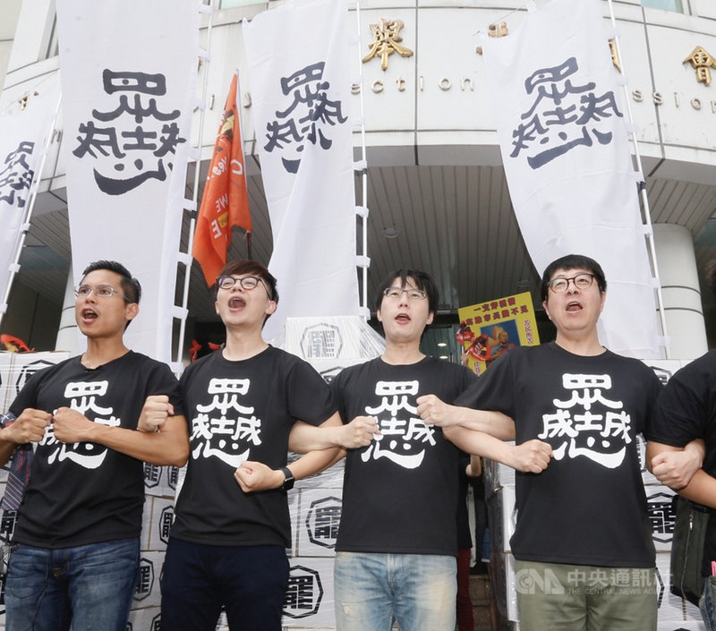 罷韓連署書已逾55萬份,「Wecare高雄」發起人尹立(右起)、罷韓提案法定領銜人陳冠榮、台灣基進新聞輿情部副主任張博洋與公民割草行動發言人李佾潔9日上午遞交其中40萬份連署書至高雄市選委會。中央社記者董俊志攝 109年3月9日