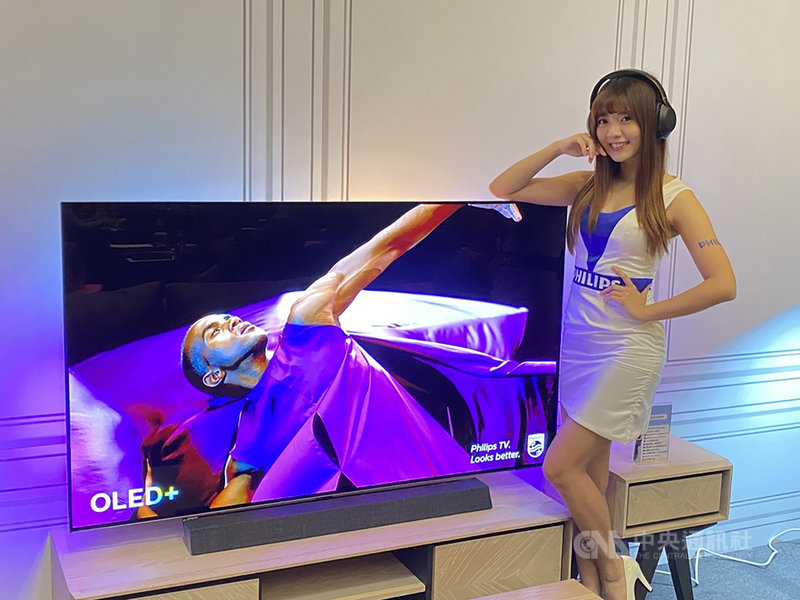 歐洲家電品牌飛利浦10日舉辦OLED+系列大型顯示器新品發表會,搭載新一代OLED全面屏面板,可呈現各種自然原色。中央社記者吳家豪攝 109年3月10日