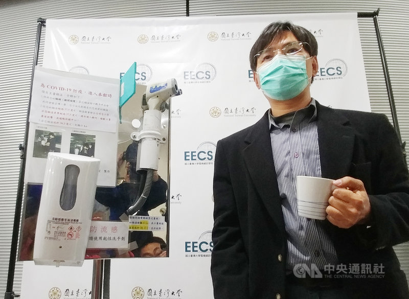 台灣大學電資學院10日舉行記者會,分享電機系技正劉振森所設計,非接觸式自動量測體溫的智慧防疫裝置「防疫1號」,材料費不到新台幣萬元。中央社記者施宗暉攝 109年3月10日