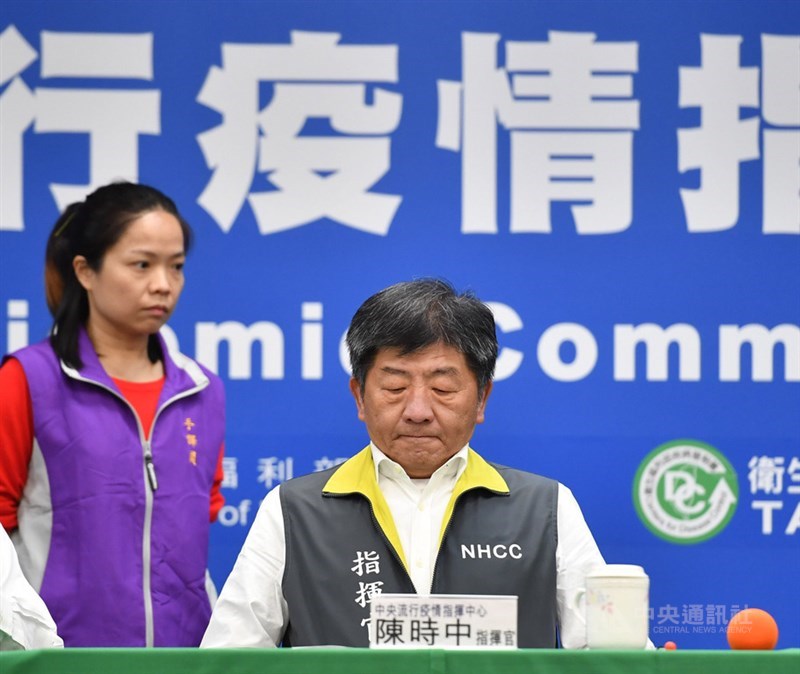中央流行疫情指揮中心10日舉行記者會,指揮官陳時中(右)公布台灣新增2例武漢肺炎確診個案,一人為案34例、案41例家人(北部醫院群聚案),另一例為荷蘭境外移入。目前台灣累計47例。中央社記者王飛華攝 109年3月10日