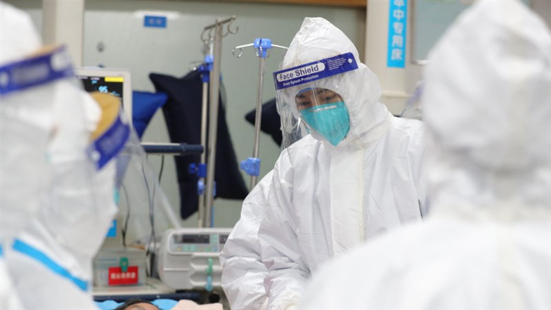 被認為是初期「疫情謠言」源頭的武漢中心醫院醫師艾芬說,她當時遭到前所未有的嚴厲斥責,如今後悔沒有持續發聲。圖為醫護人員在武漢中心醫院照顧患者。(圖取自武漢中心醫院微博網頁weibo.com)