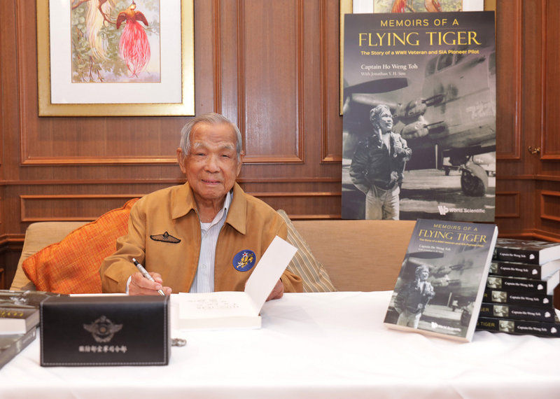 抗戰期間駕駛B-25轟炸機炸射華北地區日軍目標，執行18次轟炸任務，今年高齡100歲的飛虎隊英雄何永道精神矍鑠，眼神中仍閃爍當年翱翔天際的鴻鵠之志神采。中央社記者黃自強新加坡攝　109年3月11日