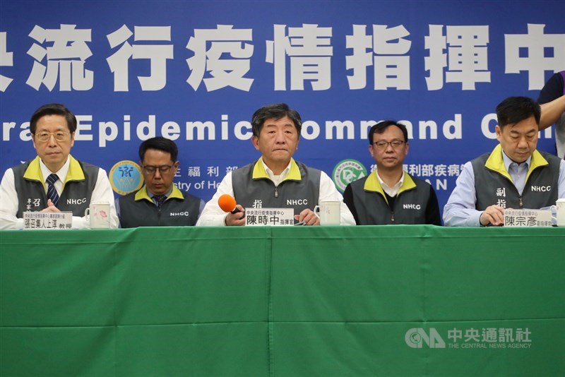 中央流行疫情指揮中心11日上午舉行記者會,指揮官陳時中(中)公布國內第48例COVID-19(武漢肺炎)確定病例,個案是北部30多歲女性,2月28日至3月8日獨自前往英國旅遊及探訪當地友人,返國後出現症狀就醫確診,也是英國首例境外移入個案。中央社記者裴禛攝 109年3月11日
