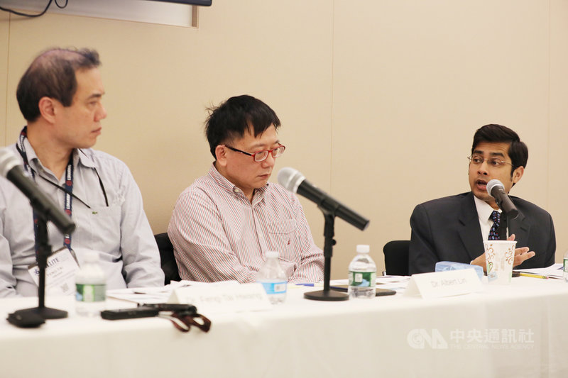 華府智庫「全球台灣研究中心」10日舉辦研討會,探討美台如何深化太空合作。國家實驗研究院國家太空中心正工程師林信嘉(中)及波多馬克政策研究學會副董事長戈爾(右)呼籲,雙方應將目光鎖定在月球任務及培訓台籍太空人上。中央社記者徐薇婷華盛頓攝 109年3月11日