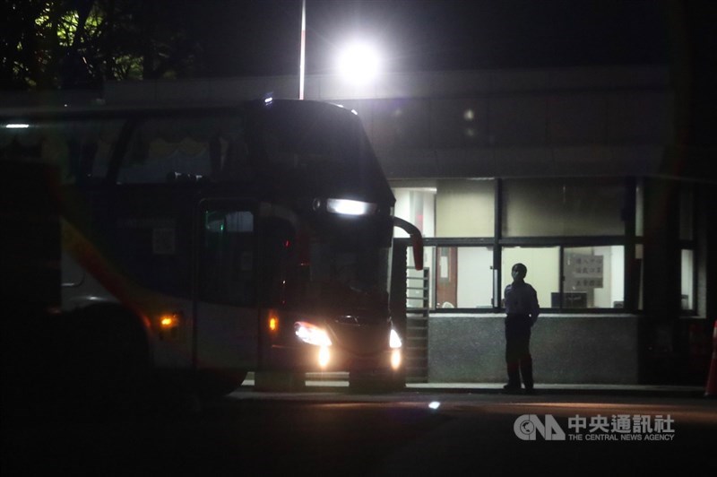 第2批武漢專機10日啟動,下午先由政府派出中華航空班機執飛,深夜11時38分順利從武漢返抵台灣,機上人員完成基本檢疫後,11日凌晨搭乘遊覽車分送至檢疫所展開14天隔離,檢疫所大門警衛全程戴口罩。中央社記者吳家昇攝 109年3月11日