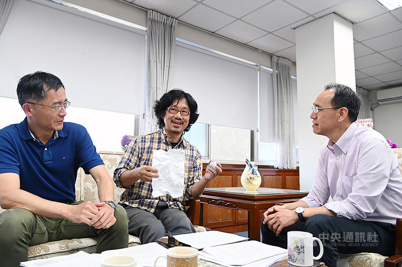 108課綱上路,大學入學考試加入素養導向考題,清華大學推出題庫網站「讓素養飛」,今年新版題庫增加物理、化學素養題,清大教務長焦傳金(右起)、物理系教授洪在明、化學系教授洪嘉呈11日再次檢視題庫內容。(清華大學提供)中央社記者郭宣彣傳真 109年3月11日