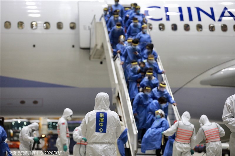 疫情指揮中心指揮官陳時中11日表示，第二批武漢共有361人抵台，圖為華航包機航班10日晚間抵台。（疫情指揮中心提供）中央社