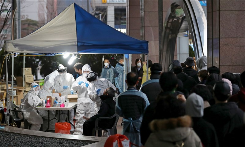 韓國3月11日新增病例中有90例與首爾客服中心案有關。圖為客服中心大樓前民眾排隊篩檢。(韓聯社提供)