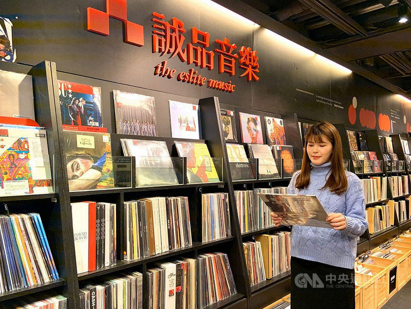 誠品音樂館陪伴許多音樂人成長,也是目前全台最大實體唱片通路,然而隨著敦南誠品即將在5月熄燈,誠品敦南音樂館從12日起至23日舉辦閉店前最後一場地下黑膠市集「Repeat讓音樂延續」。(誠品提供)中央社記者鄭景雯傳真 109年3月12日