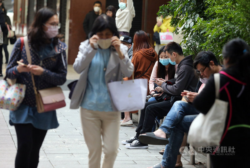 主計總處12日發布1月全體受僱員工經常性薪資平均為新台幣4萬2348元,年增率1.57%,是近3年新低。主計總處認為,1月統計可能沒有完全反映出疫情帶來的影響,但2月就要密切留意。中央社記者郭日曉攝 109年3月12日