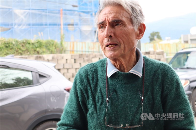 來自法國的79歲劉一峰(圖),除了是玉里天主堂的神父,也管理啟智中心、二手書店、資源回收倉庫等,這些場域都是因他長期照顧心智障礙、肢體障礙及更生人等而應運而生。中央社記者李先鳳攝 109年3月2日