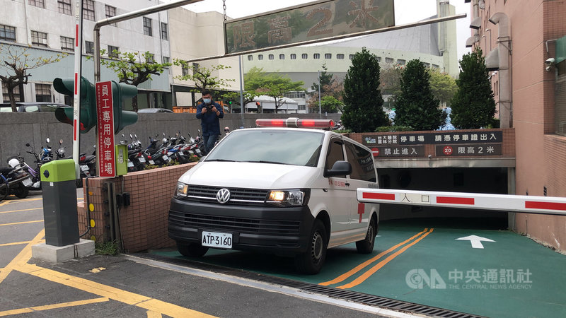 廖姓男子兒子罹患心臟病，12日早上搭乘救護車從台大醫院雲林分院出發，轉院到台北榮民總醫院治療，僅花2.5個小時就順利抵達，家屬感謝用路人禮讓救護車。中央社記者姜宜菁攝　109年3月12日