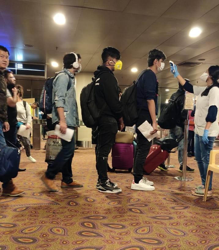 印度政府宣布,除外交、公務、聯合國與國際組織、就業、項目簽證外,自格林威治時間13日中午12時起,所有入境印度的簽證都暫停使用,直到4月15日。圖為賈特拉帕蒂·希瓦吉國際機場人員在幫旅客檢疫。(圖取自twitter.com/CSMIA_Official)