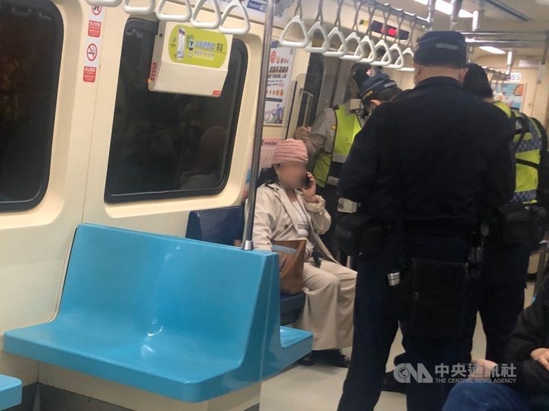 台北市警方12日獲報,指稱一名婦人帶刀械搭台北捷運,警方在捷運忠孝新生站查獲,訊後依法送辦。中央社記者王靖怡攝 109年3月12日