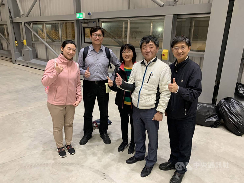 任職於八里療養院的護理長賴碧蓮(中)是第2批武漢包機中在東方航空執勤的護理師,她和指揮官陳時中(右2)合照時,臉上還有長時間戴著N95口罩留下的痕跡。(賴碧蓮提供)中央社記者陳偉婷傳真 109年3月13日